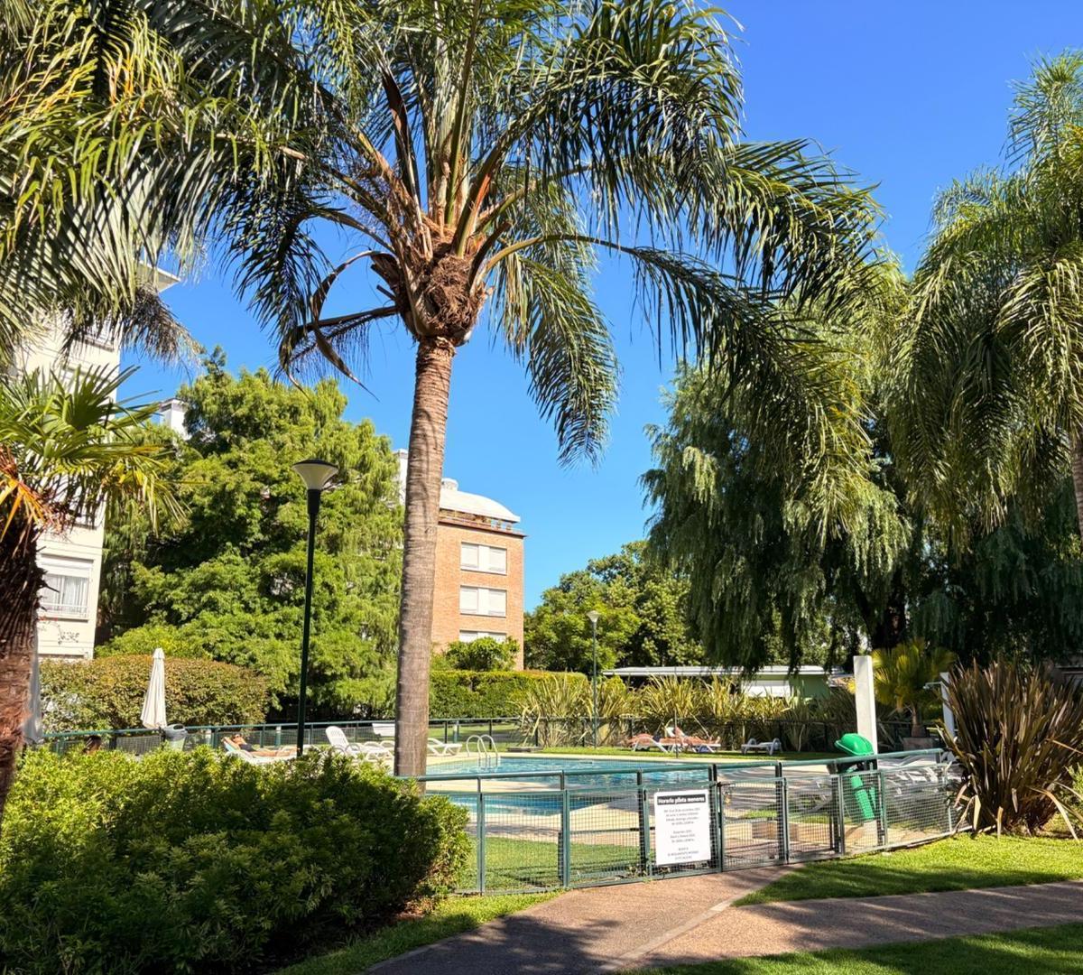 Apartamento de dois ambientes com varanda e área de churrasco em Martínez