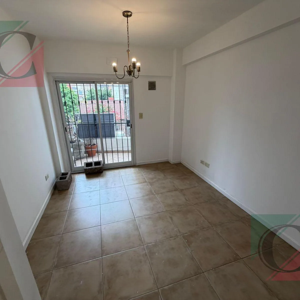 Apartamento de 2 ambientes com 1 quarto e varanda em Lanús Centro