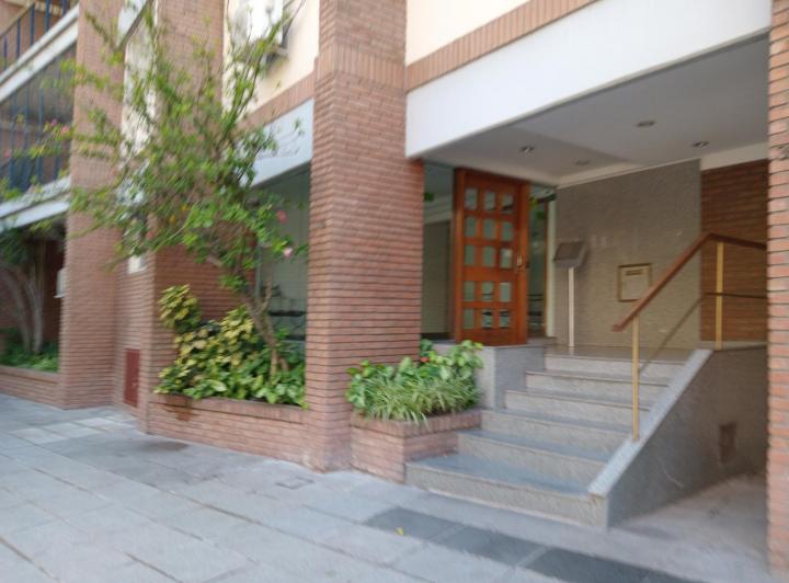 Apartamento de três ambientes com cozinha office, varanda de frente e vaga coberta em Villa Urquiza