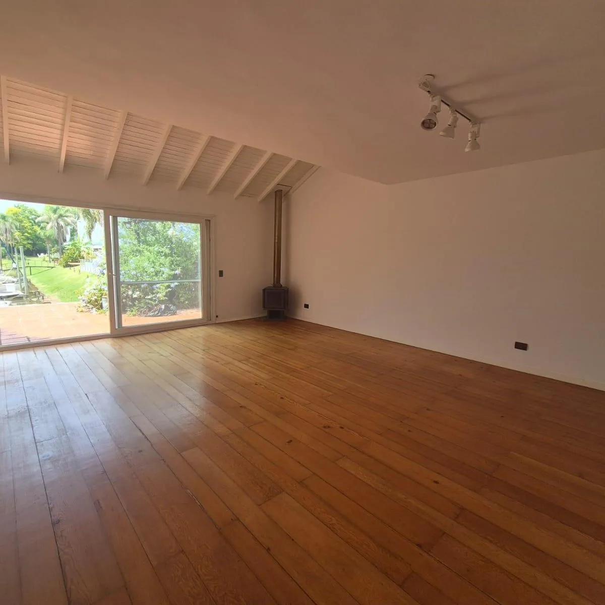 One-bedroom apartment on the ground floor in Victoria