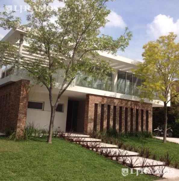 Five-bedroom house on the lagoon in Tigre