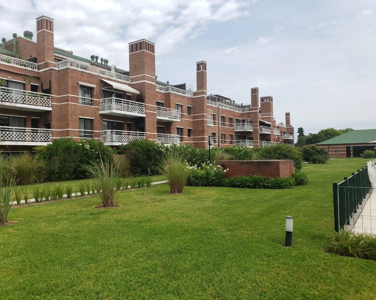 Departamento de 3 ambientes con cochera en El Solar de San Isidro