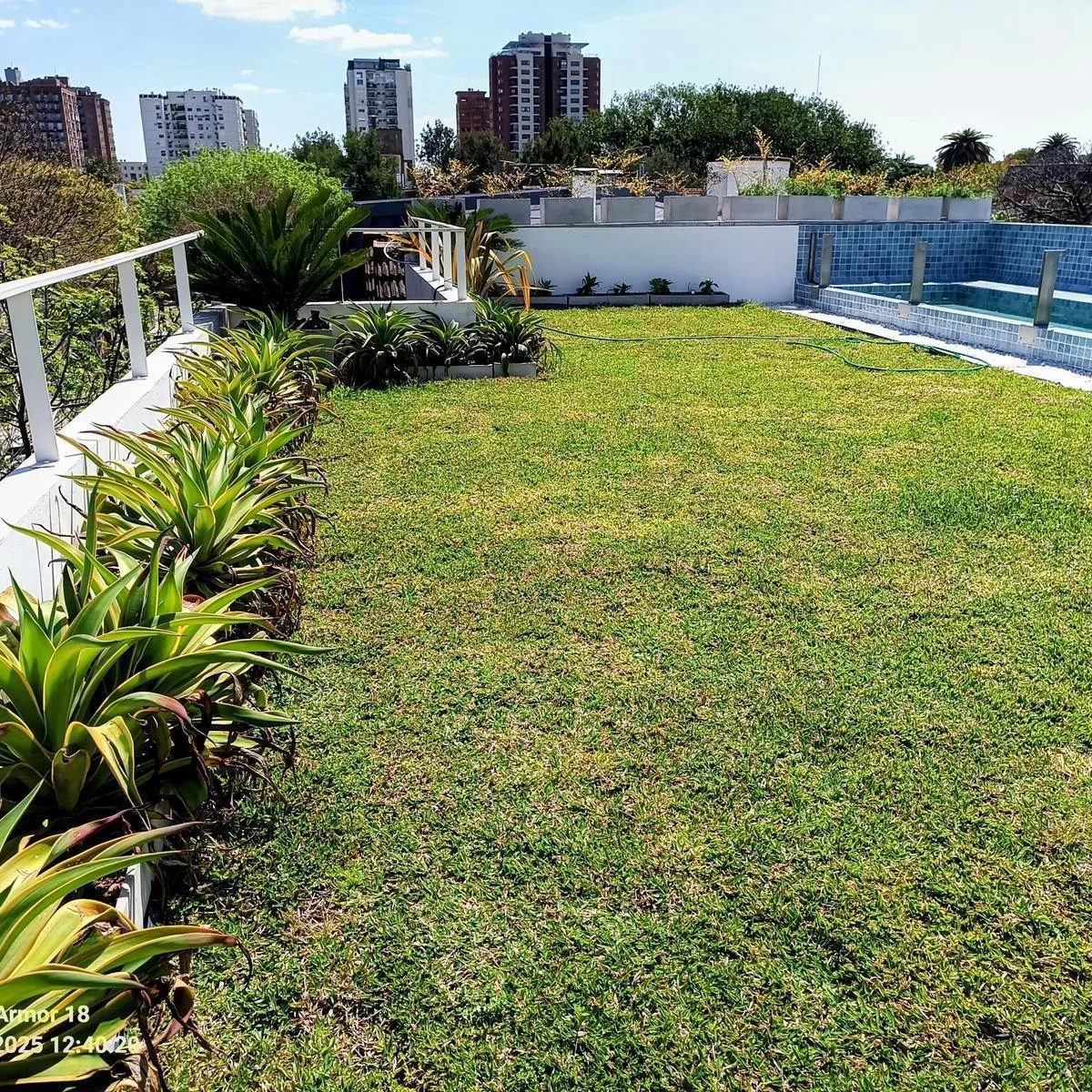Casa de 4 suítes com jardim e piscina em Belgrano Chico