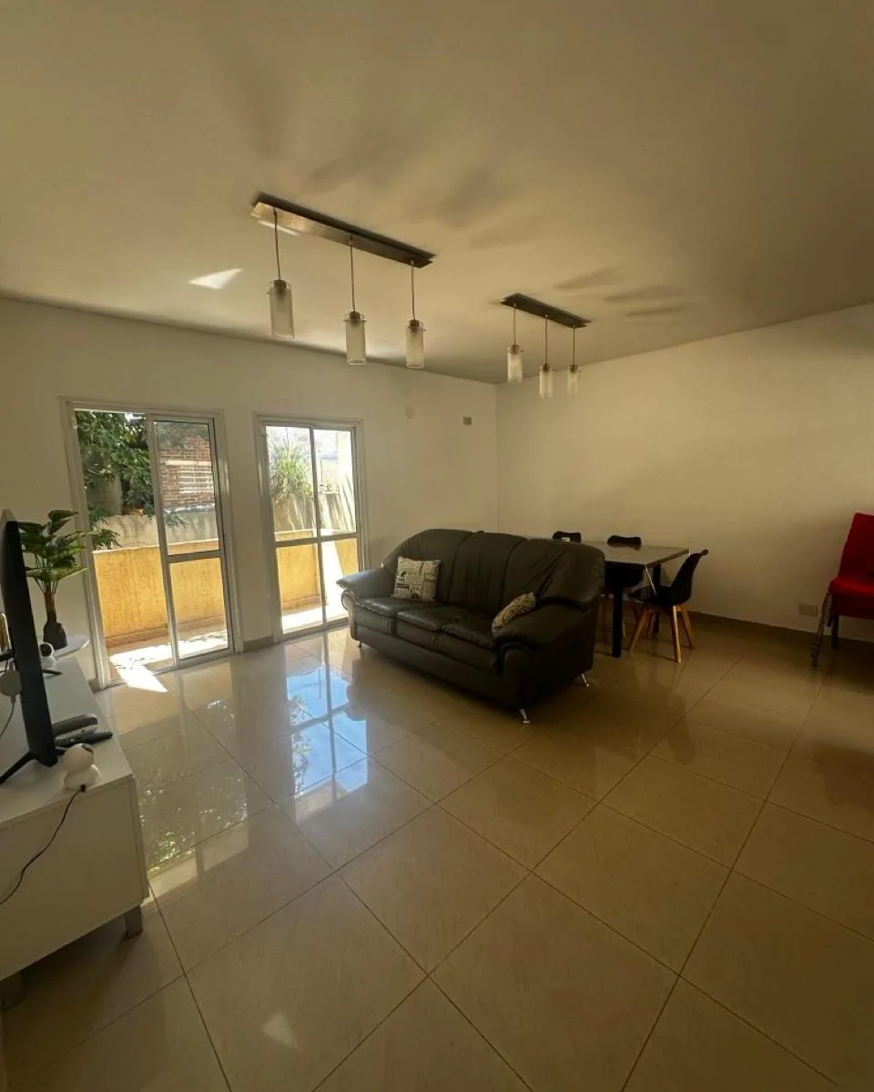 Apartamento de 2 ambientes mobiliado com vaga de garagem em Lanús