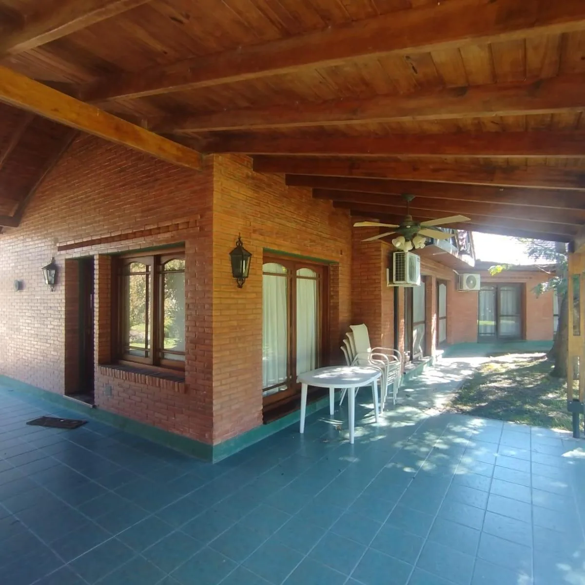 Casa 3 Dorm., en 1 Planta, Muy Funcional, Luminosa y Amplio Jardín! Alquiler Anual Adelantado