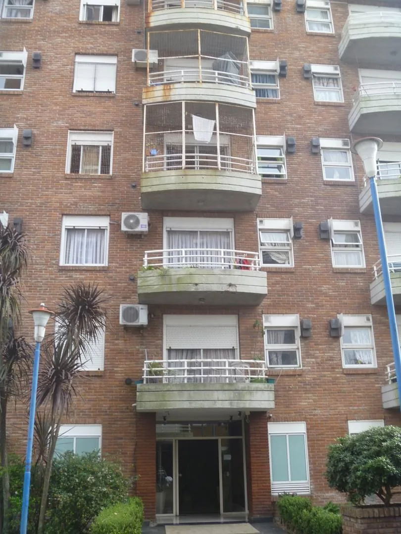 Departamento de 3 ambientes con balcón en Avellaneda
