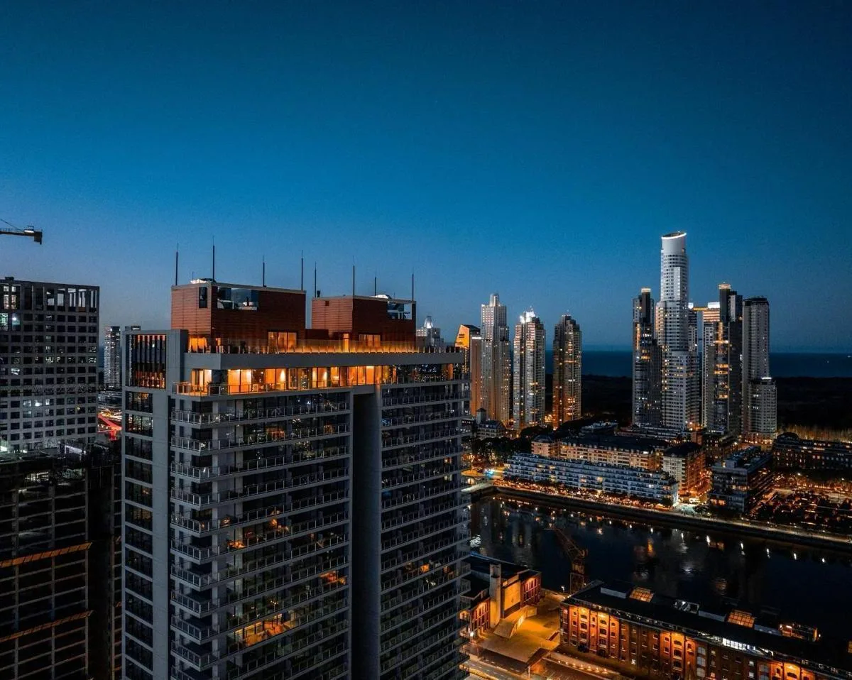 Трёхкомнатная квартира без мебели с парковочным местом в Puerto Madero