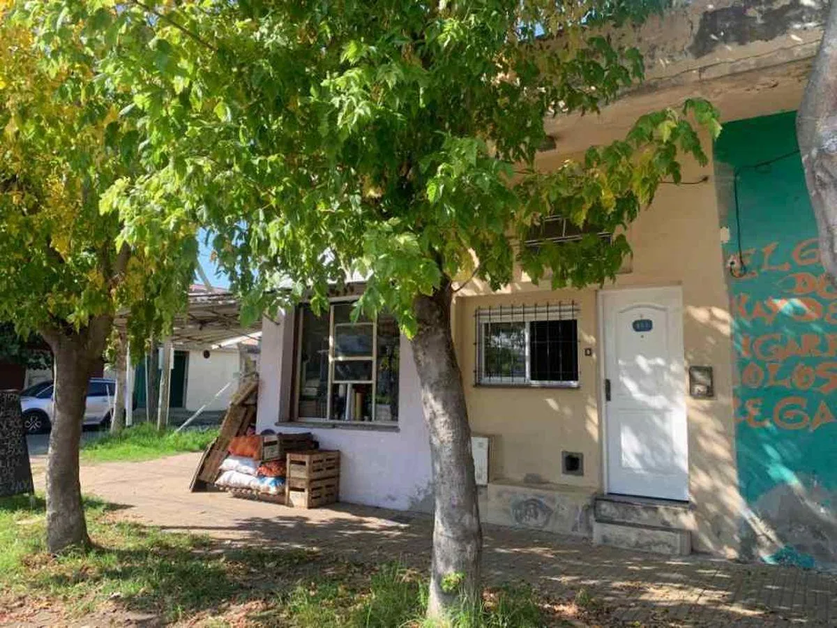 PH tipo casa de 1 ambiente al frente en Avellaneda