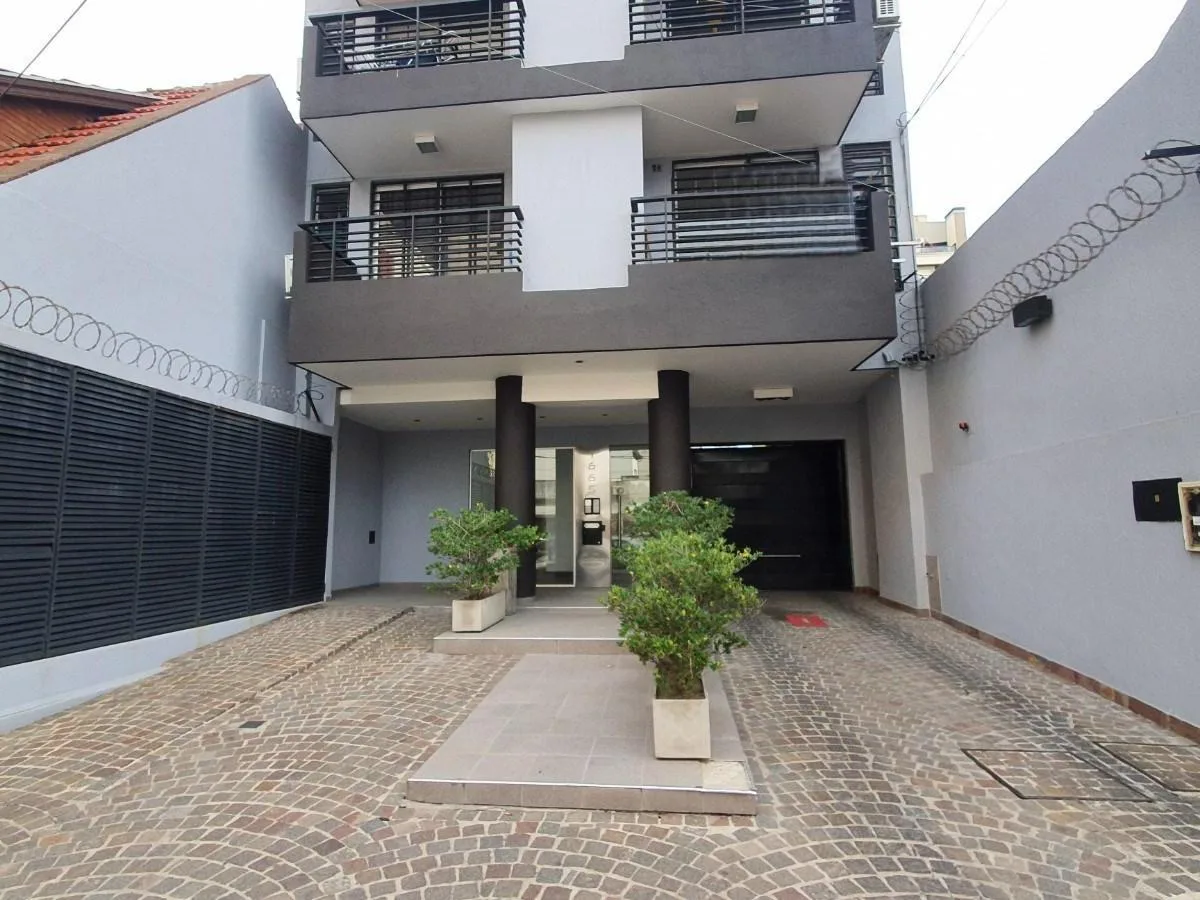 Apartamento meio andar de 2 ambientes com vaga fixa em Lanús Este