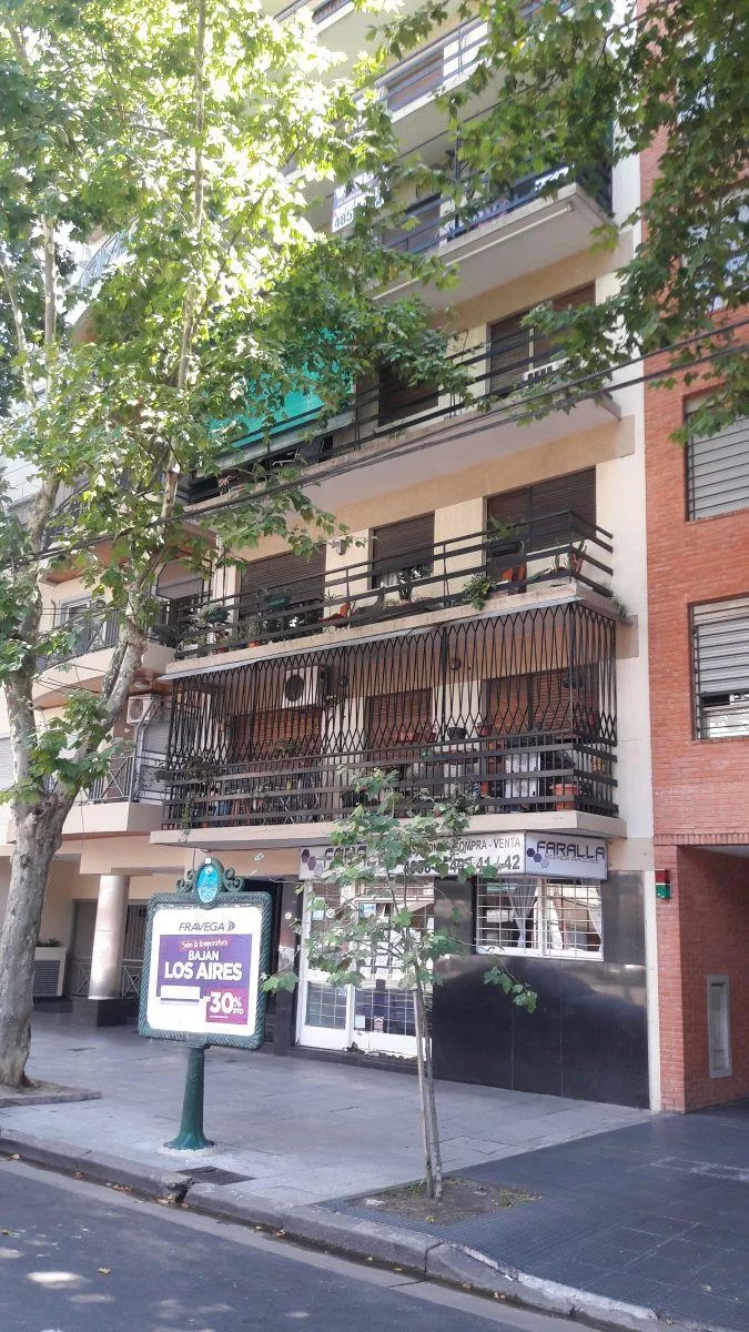 Three-bedroom apartment with service room in Caballito