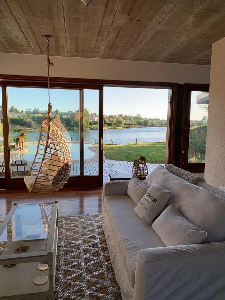 Four-bedroom house overlooking the lagoon in Tigre