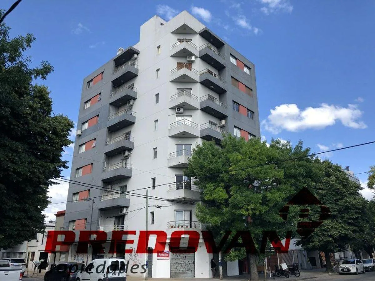 Departamento de 2 dormitorios al frente en La Plata