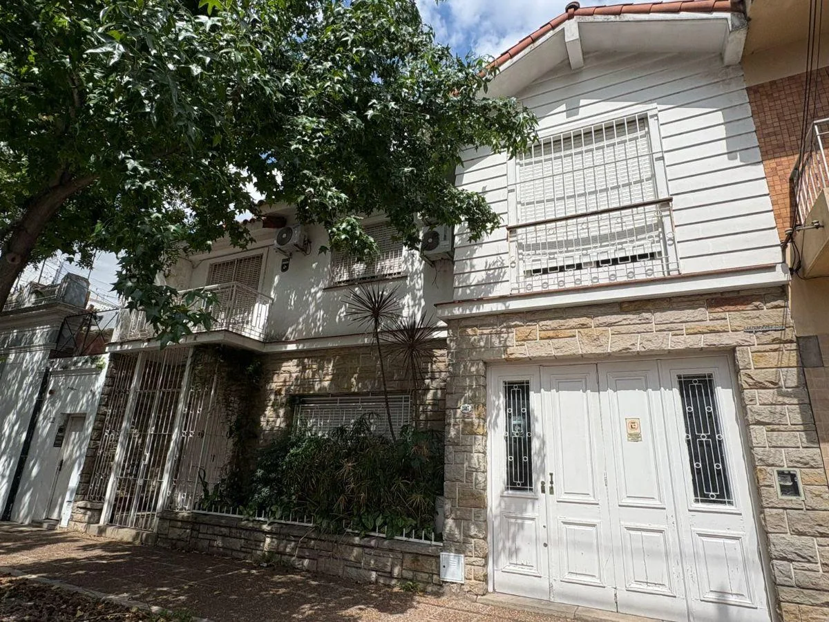 Casa com 4 dormitórios em Lanús