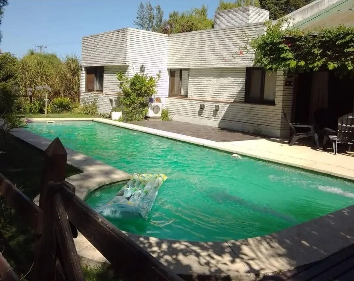 House with park and pool in Presidente Perón