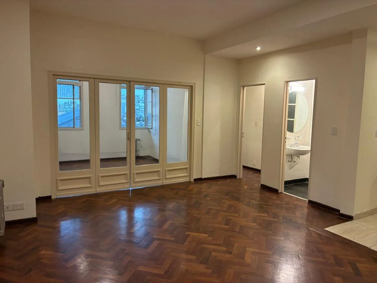 Two-bedroom front-facing apartment on Av. Callao in San Nicolás