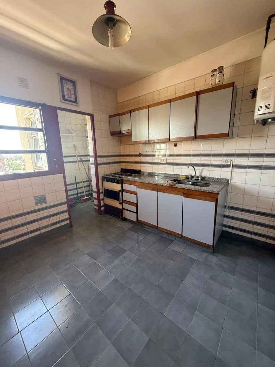 Apartamento de 1 quarto com vaga coberta para garagem em Lanús Este