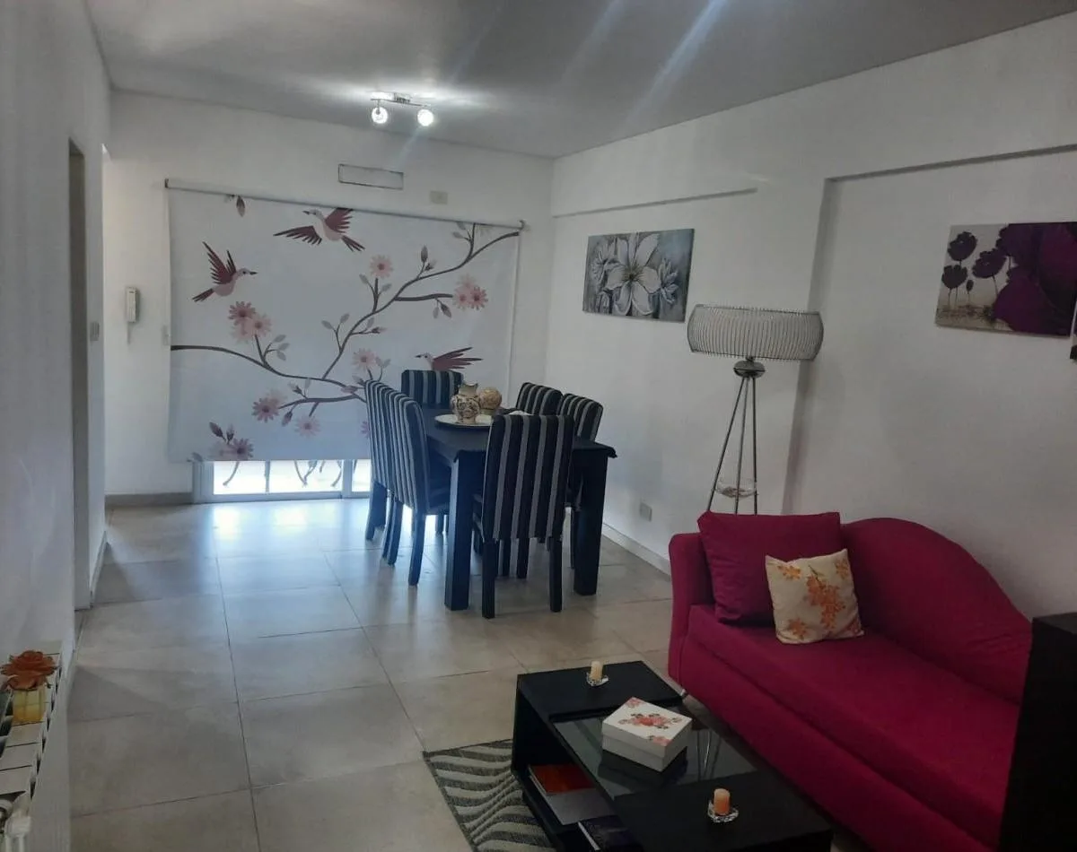 Apartamento de dois ambientes de frente com varanda em Morón