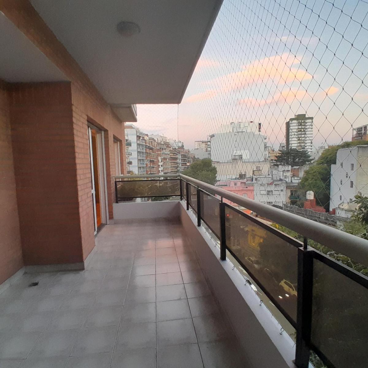 Apartamento de três dormitórios com terraço e vaga coberta em Caballito