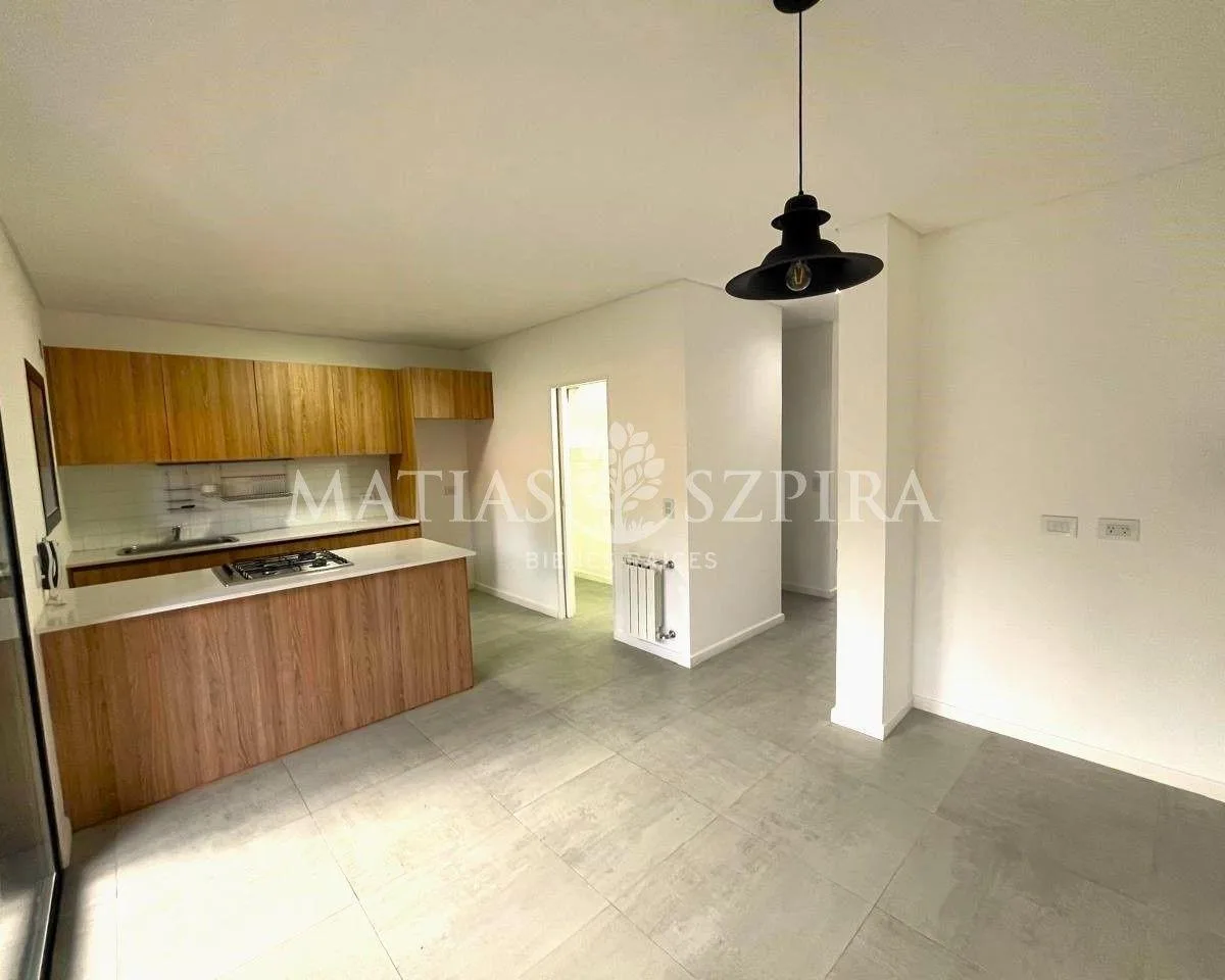 Casa duplex de 4 ambientes com 3 dormitórios em Parque Leloir