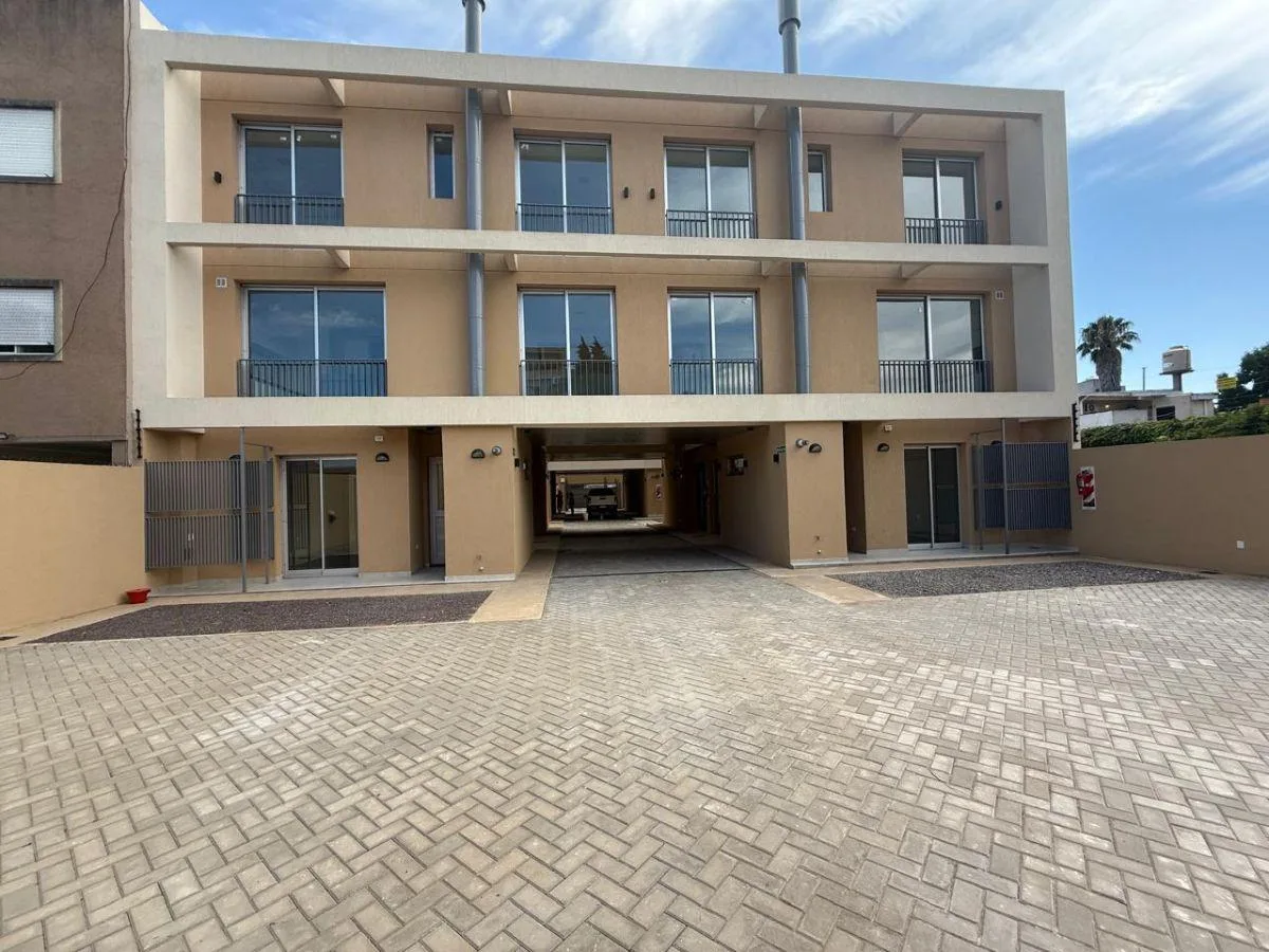 Triplex de 4 ambientes con cochera y patio en Morón