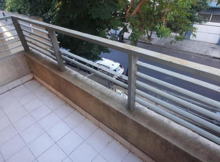 Kitnet com varanda de frente em Colegiales