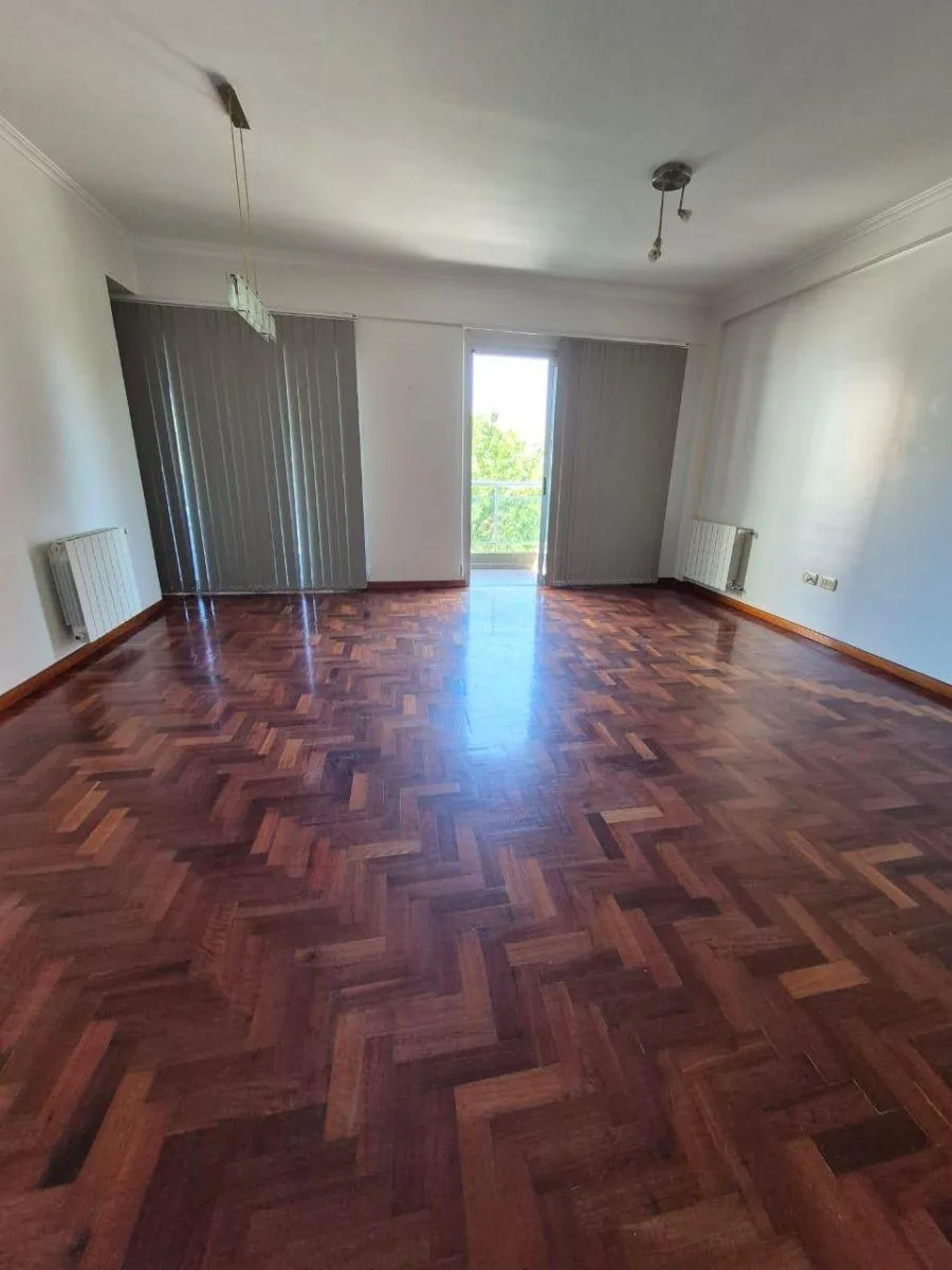 Departamento de 2 dormitorios al frente en La Plata