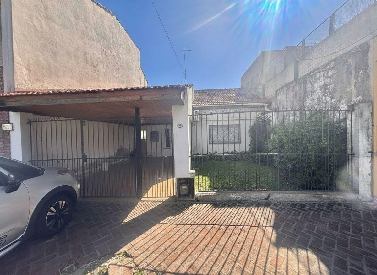 Casa de 3 ambientes com vaga de garagem dupla em Lanús