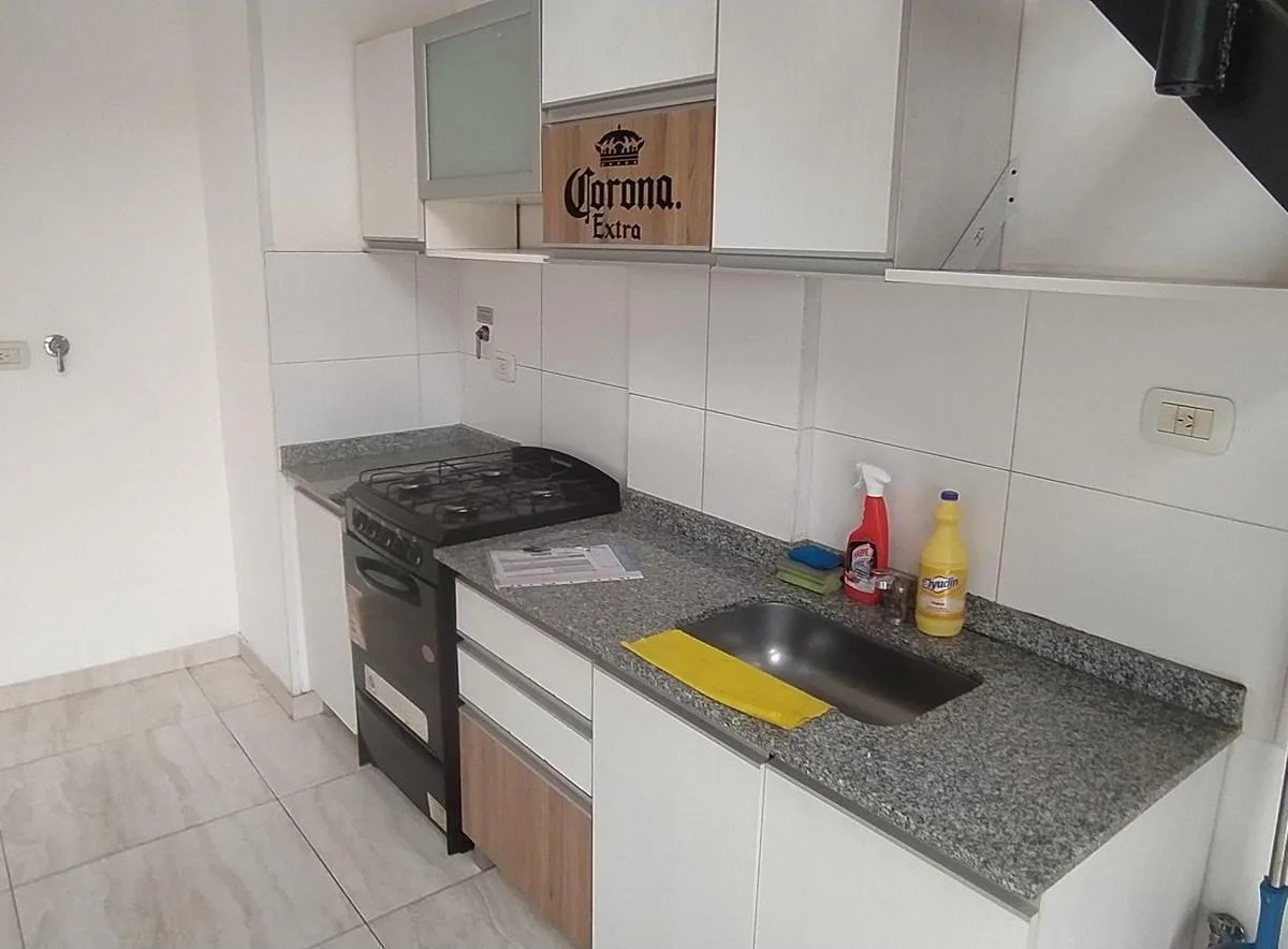 Двухкомнатная дуплекс-квартира с 1 спальней, балконом и кабинетом в Lanús Oeste