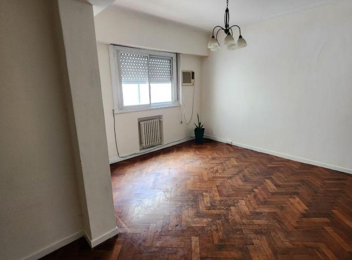 Apartamento de dois ambientes de frente para a rua em Caballito