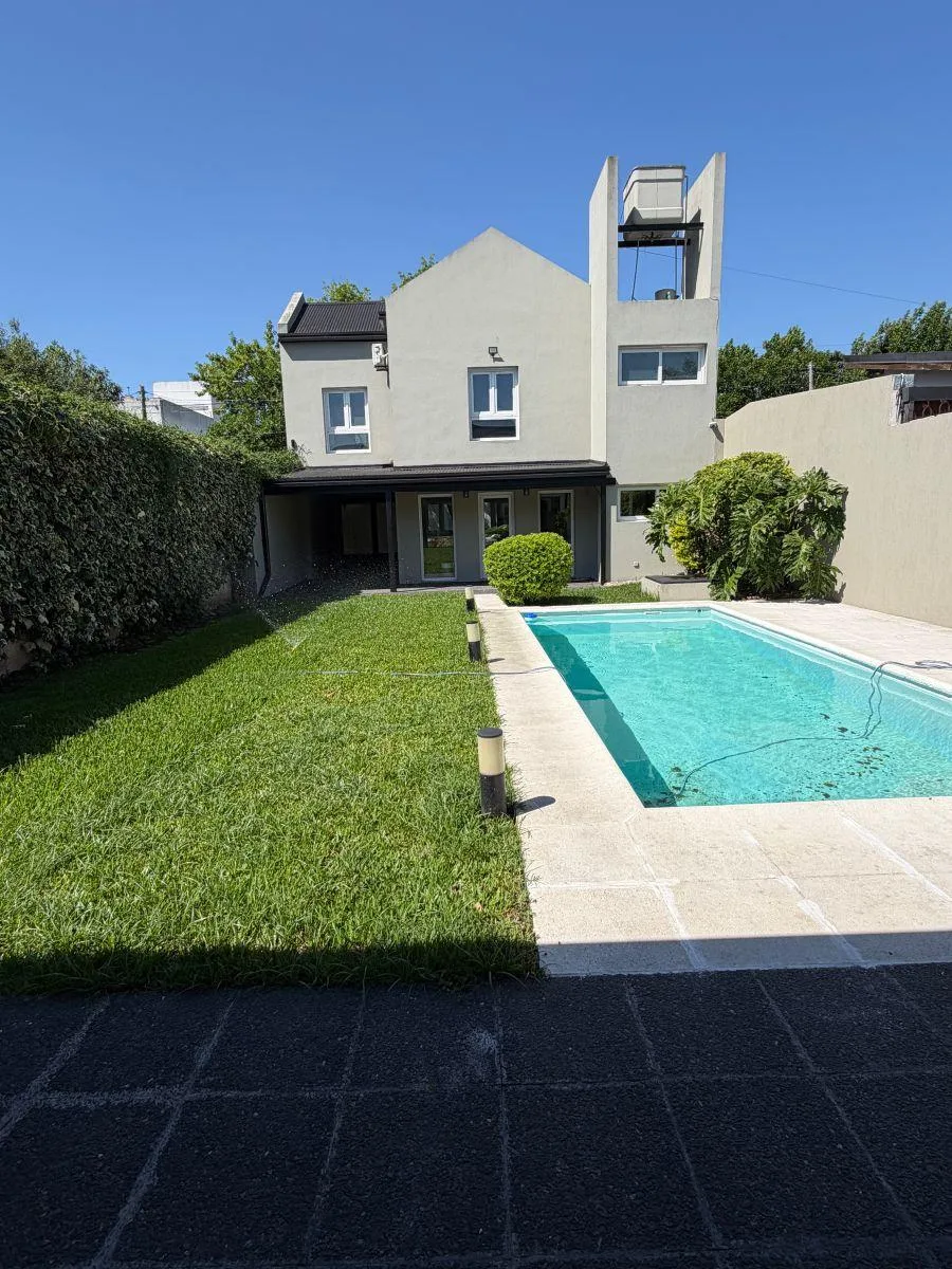 Дом с 4 спальнями и 300 m² в La Plata