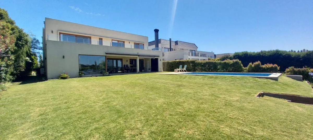 Furnished 5-bedroom house with pool and maid’s quarters in Tigre