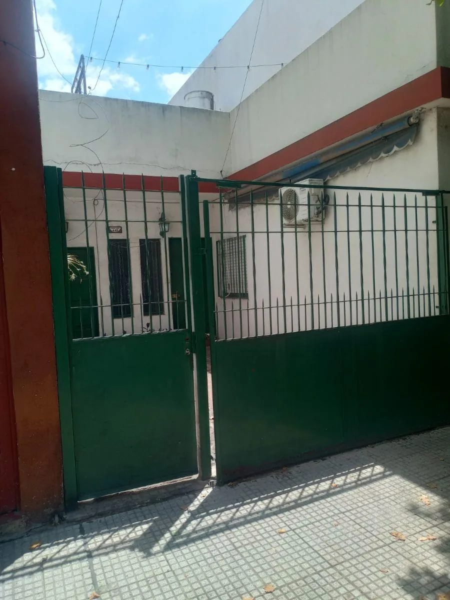 Three-room PH with patio, pool and grill in Ramos Mejía