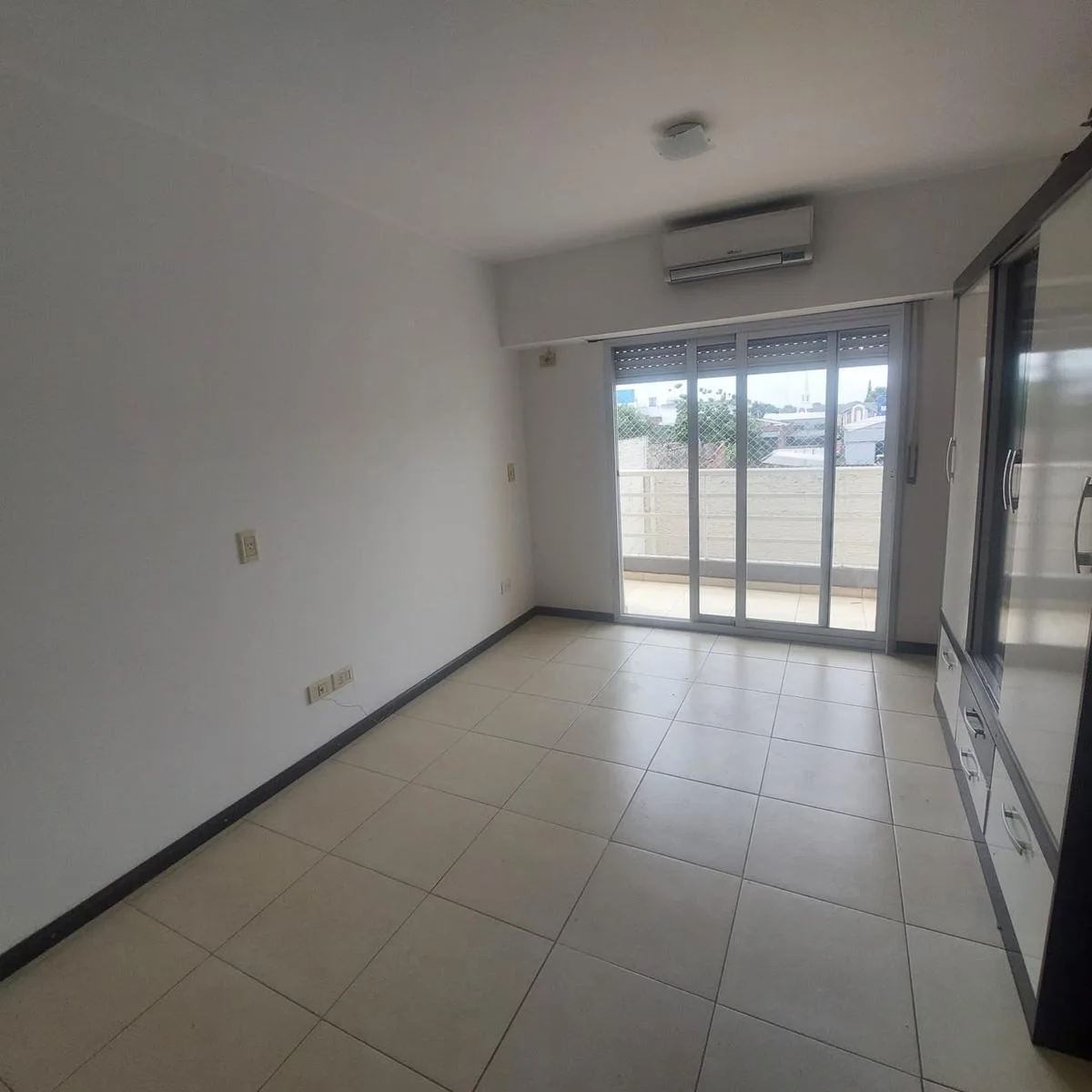 Studio apartment with balcony for rent in Morón
