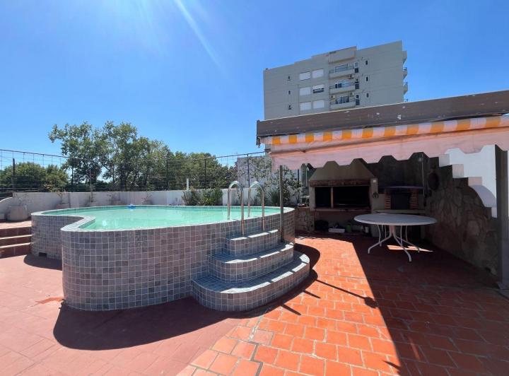 Четырёхкомнатный дом в Beccar на первом этаже с террасой и бассейном