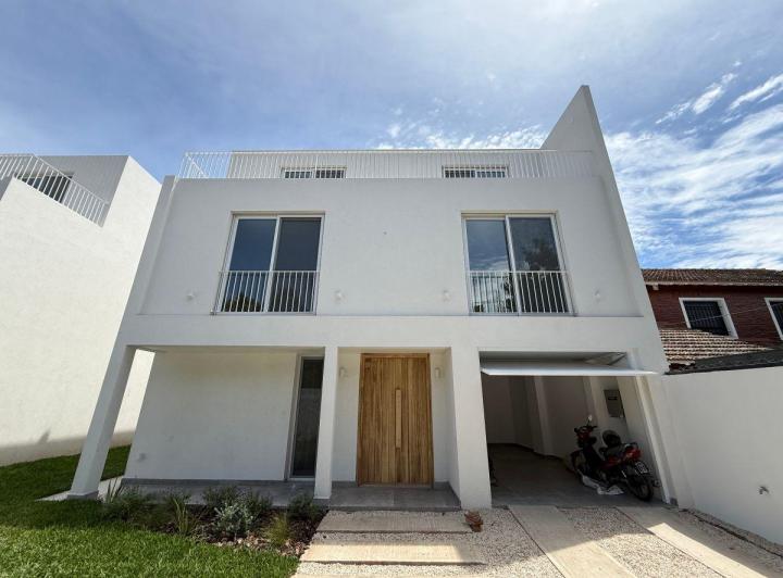 Brand-new four-bedroom house in Martínez