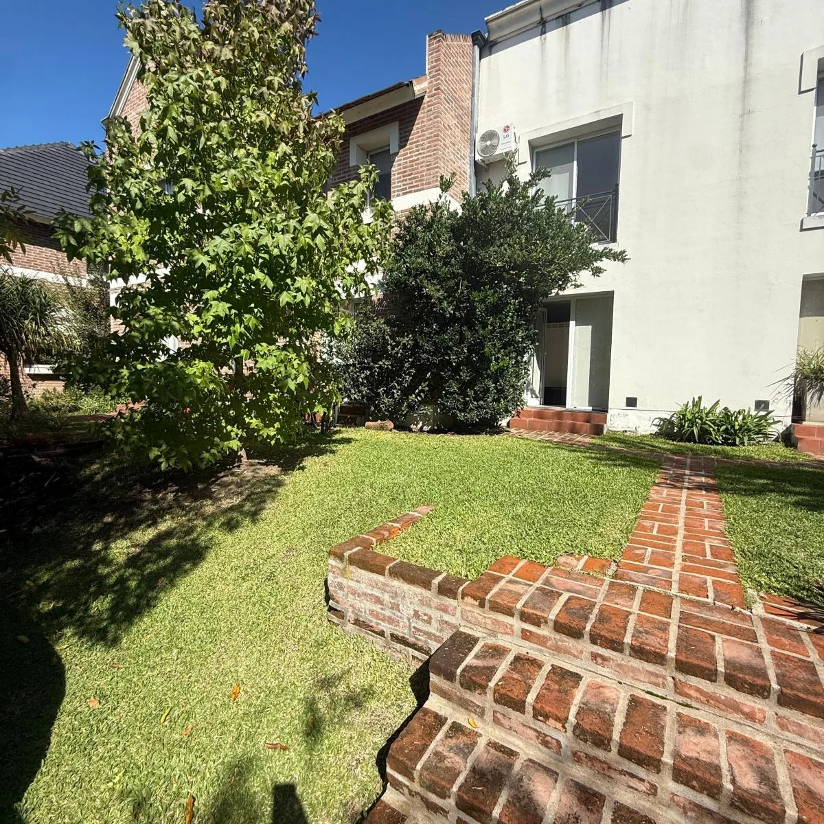 Dúplex mobiliado de 3 ambientes com jardim em Luján