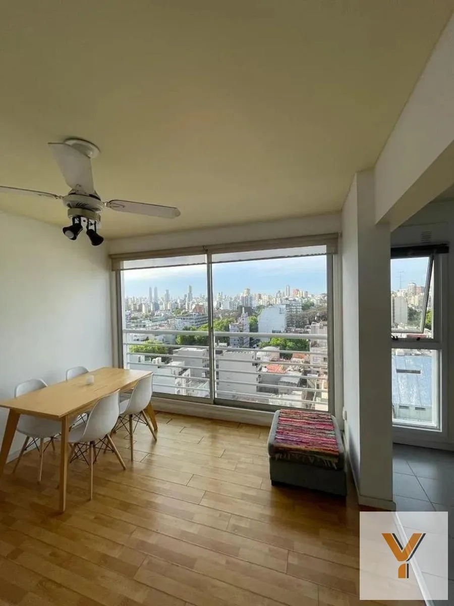 1 dormitorio con balcón norte