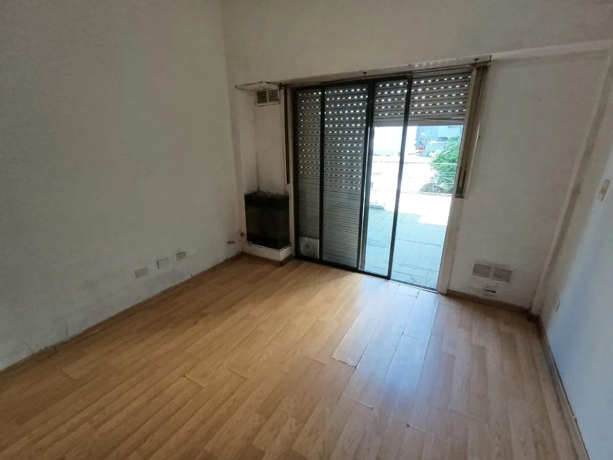Departamento de 2 ambientes en primer piso con balcón terraza en Lomas de Zamora