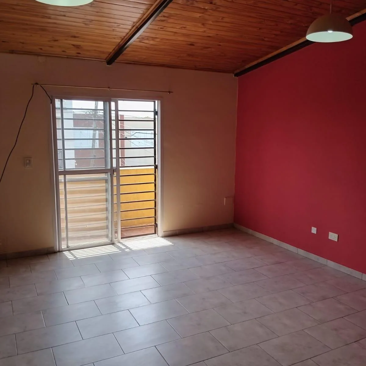 Apartamento de dois ambientes com varanda de frente para a rua em Lanús