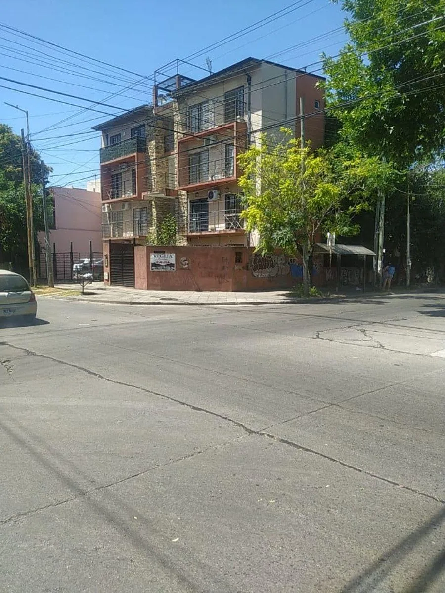 Two-room apartment in Morón Sur with private car access