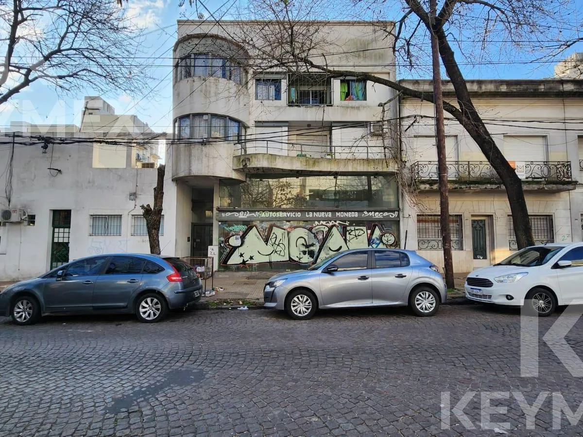 Apartamento térreo com 1 dormitório e jardim em La Plata