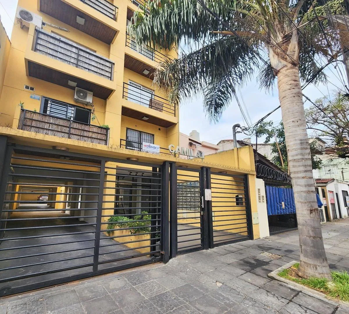 Apartamento de dois ambientes com 1 quarto, vaga fixa e varanda em Martín Coronado