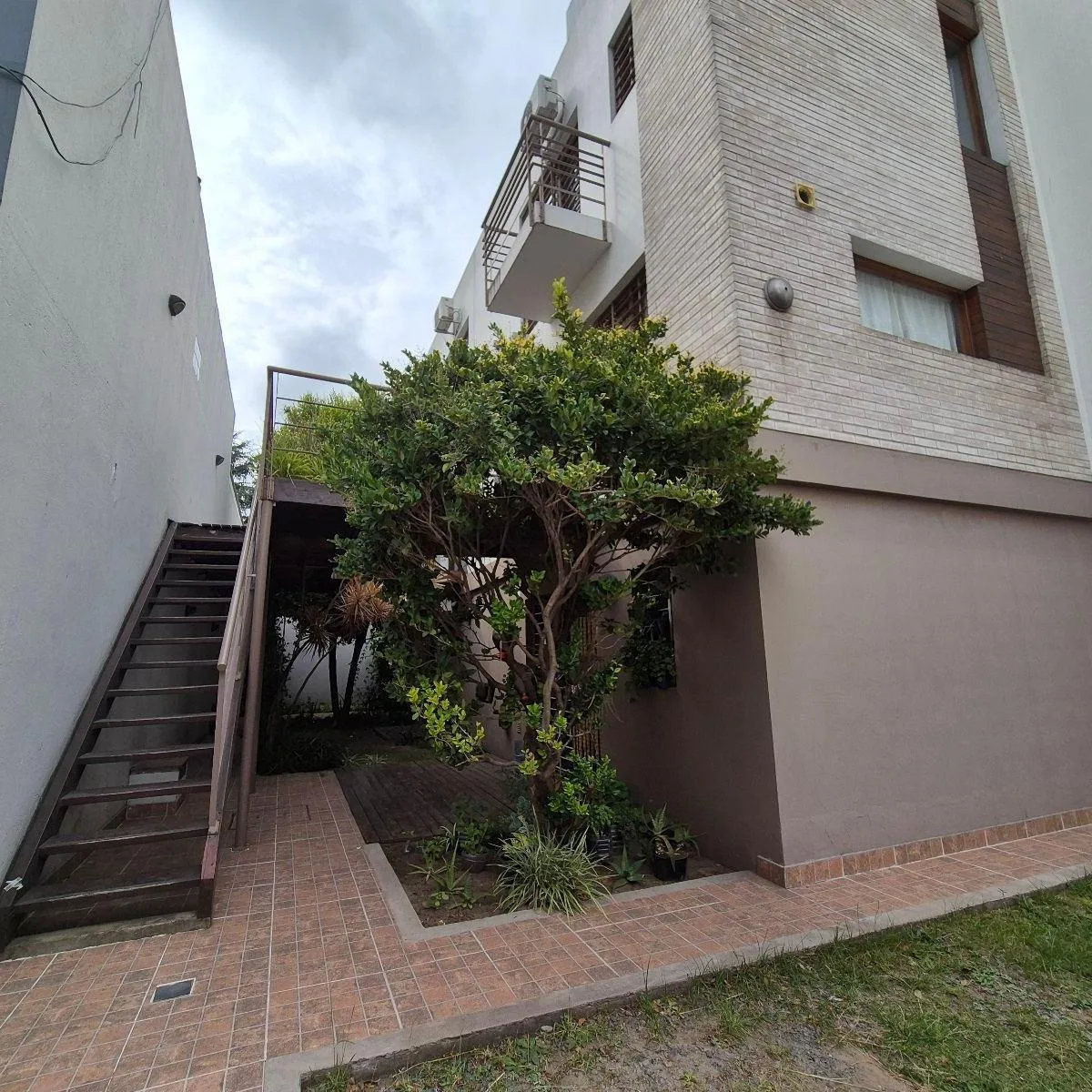 Two-room duplex apartment in Banfield Este