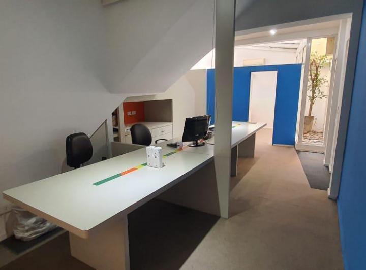 Офис на первом этаже с тремя кабинетами в Colegiales