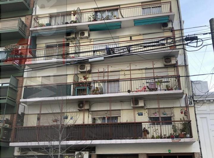 Two-room apartment with balcony and covered parking in Villa Urquiza