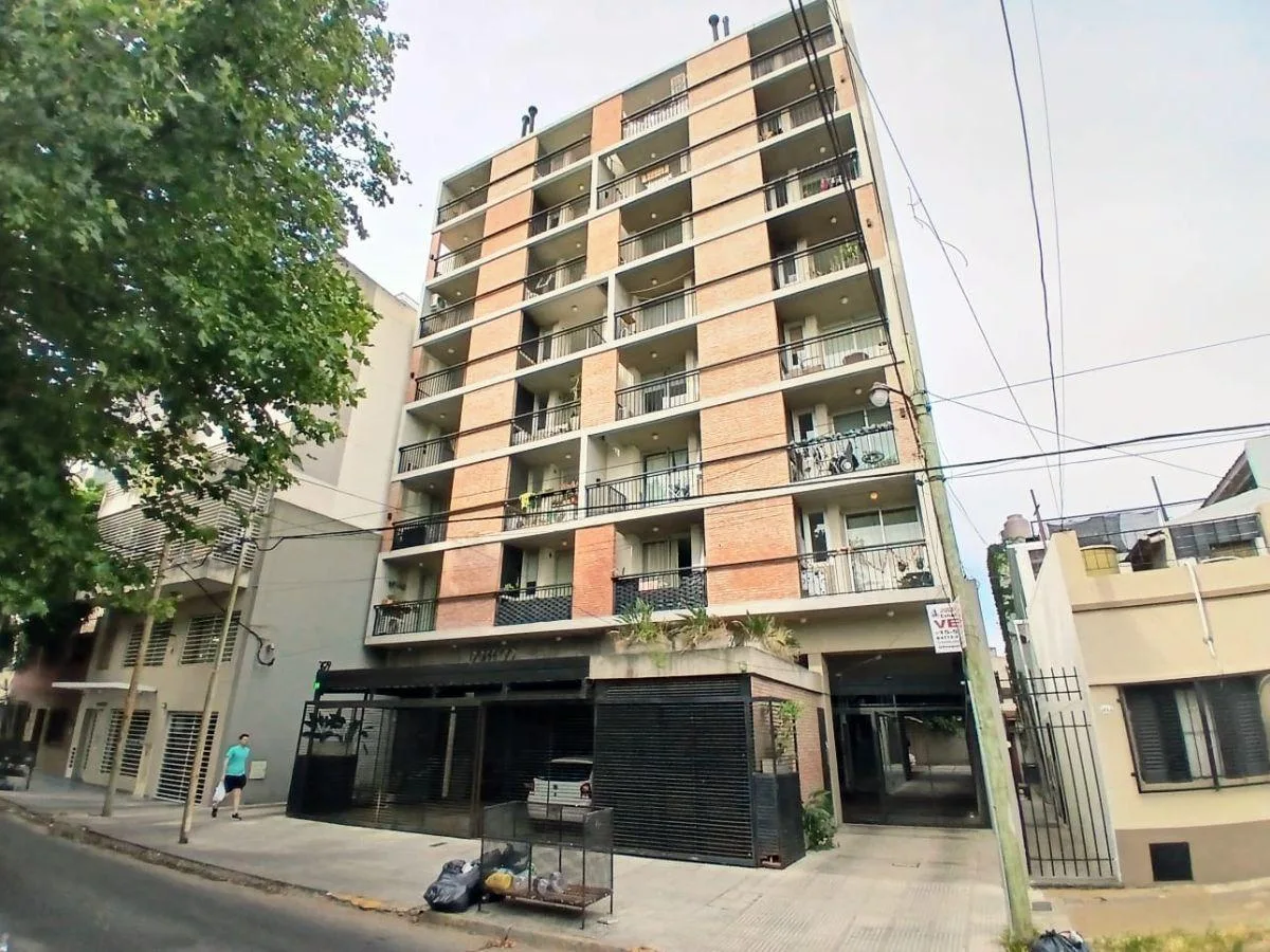 Apartamento de dois ambientes com varanda e vaga coberta em Santos Lugares