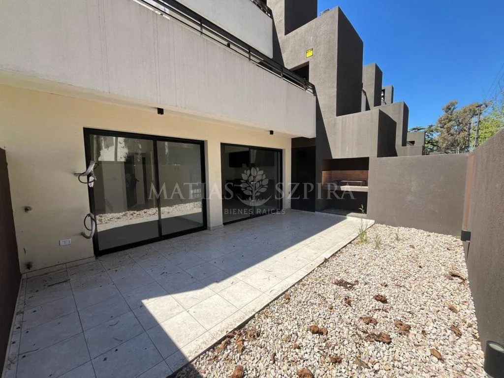 Apartamento de dois ambientes com pátio, churrasqueira e vaga em Hurlingham