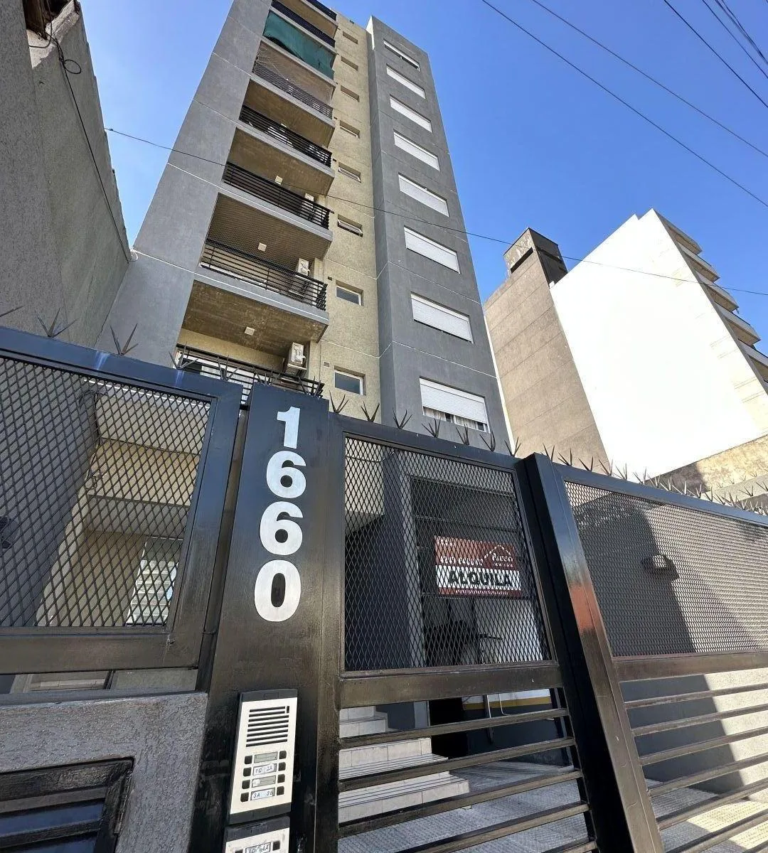 Three-room apartment with parking in Lanús