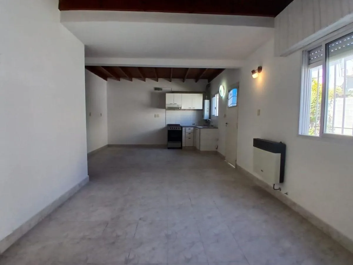 Dúplex con Patio, Sin Expensas, a 1 Cuadra de Av 72 - 2 Dorm. con Patio