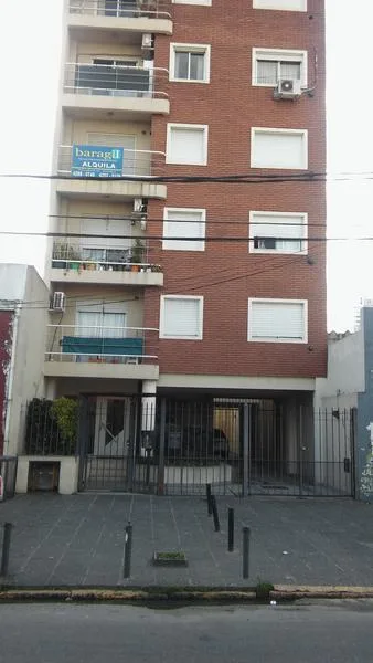 Departamento de 3 ambientes con cochera en Banfield Este